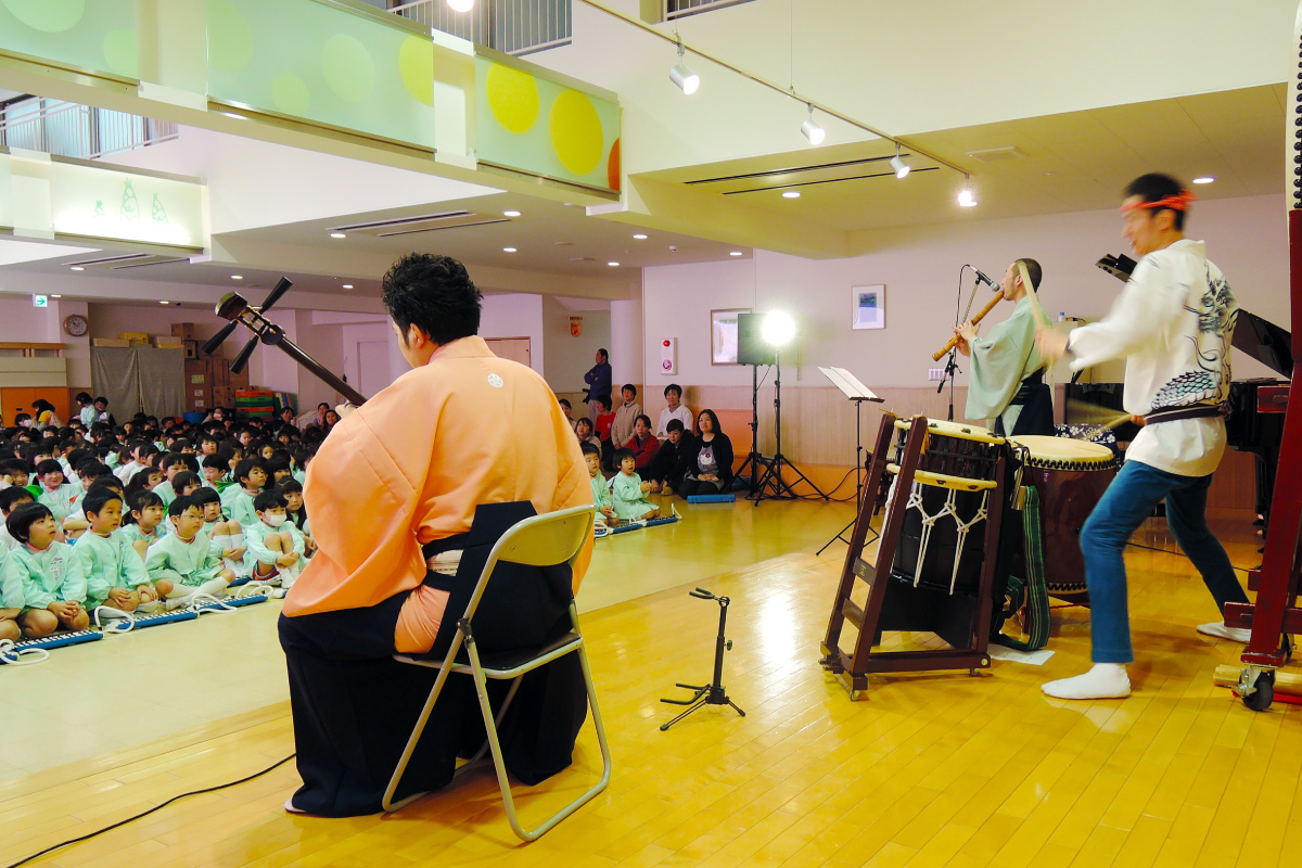 幼稚園イベントで子供達も真剣に演奏を観ています